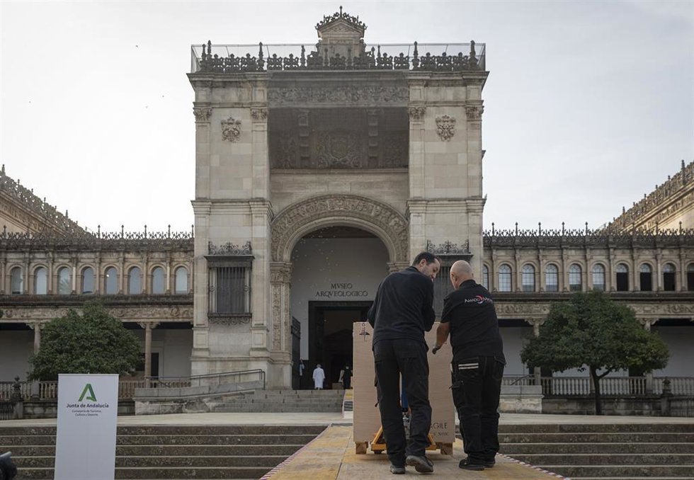 Archivo - Operarios trasladan del Museo Arqueológico las piezas embaladas. A 18 de octubre de 2022, en Sevilla (Andalucía, España). 