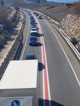 Junta aumenta medidas de seguridad en A-355 de Coín con el pintado de la primera línea roja entre carriles