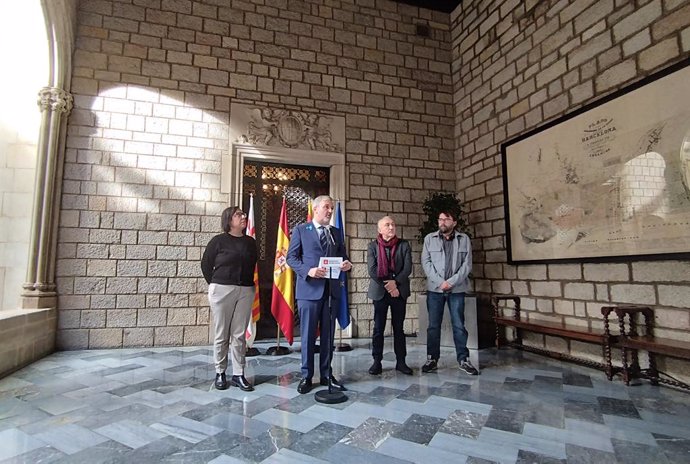 L'alcalde de Barcelona, Jaume Collboni, al costat del secretari general de la UGT, Pepe Álvarez; el secretari general de la UGT a Catalunya, Camil Ros; i la regidora Raquel Gil