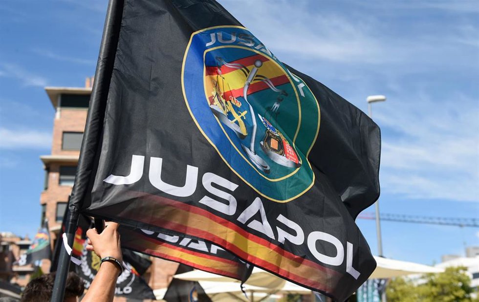 Archivo - Una bandera de Jusapol durante una manifestación de la plataforma de policías y guardias civiles