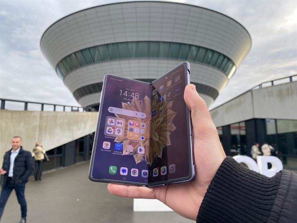 El 'smartphone' plegable Honor Magic V2, en el Porsche Experience Center.