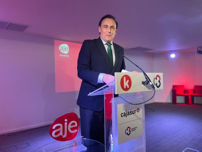 Villamandos, durante su intervención en la asamblea electoral de AJE Córdoba.