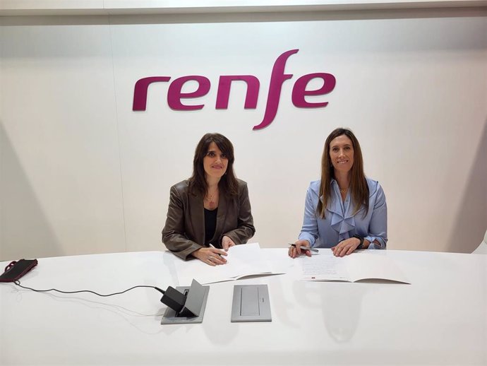 La vicealcaldesa de Gijón y concejala de Economía, Empleo, Turismo e Innovación, Ángela Pumariega (PP), durante la firma del acuerdo con Renfe, en Fitur.