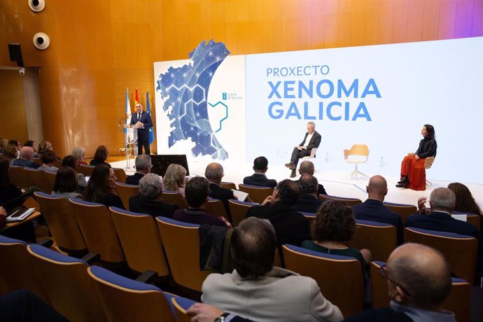 El conselleiro de Sanidade, Julio García Comesaña, acompañado por el director de la Fundación Pública Galega de Medicina Xenómica, Ángel Carracedo, en el acto de presentación del proyecto Xenoma Galicia.