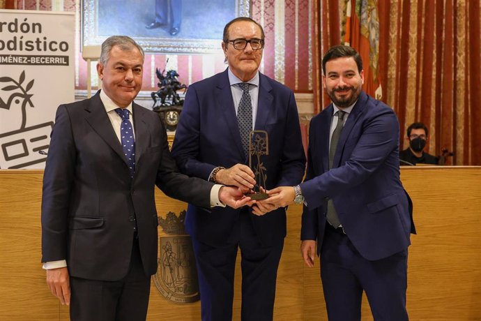 El alcalde de Sevilla, José Luis Sanz, con el periodista Antonio Jiménez, en la entrega de los VII galardones periodísticos de la Fundación Alberto Jiménez Becerril.