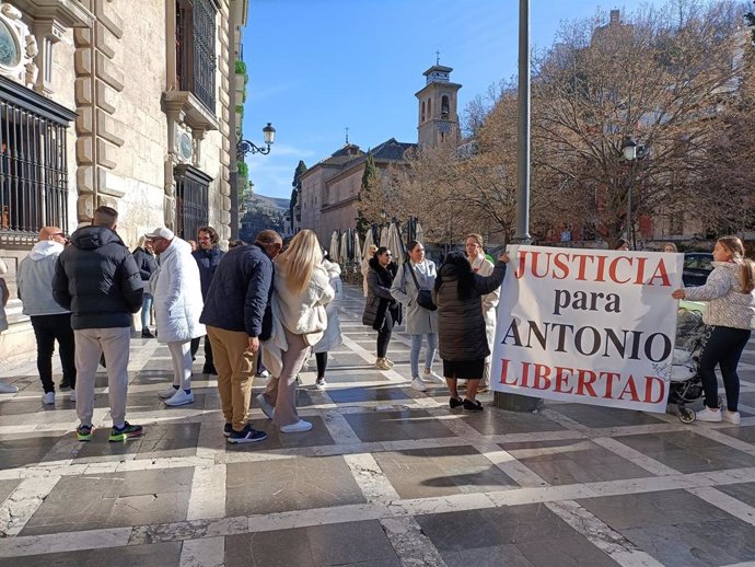 Familiares del principal acusado del crimen de El Jau piden justicia a las puertas de la Real Chancillería. Archivo.