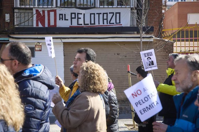 Archivo - Varias personas se manifiestan durante una marcha del Sindicato de Inquilinas bajo el lema ‘No al pelotazo en la Ermita del Santo’  