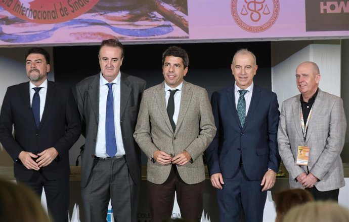 El president de la Generalitat, Carlos Mazón, y el alcalde de Alicante, Luis Barcala, en la V Conferencia Internacional de Sindicatos Médicos, celebrada en Alicante.