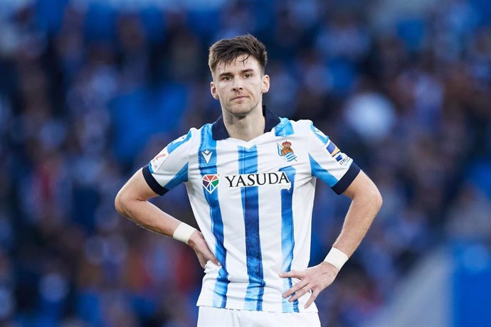 Archivo - El jugador de la Real Sociedad Kieran Tierney sufre una lesión del músculo bíceps femoral del muslo izquierdo 