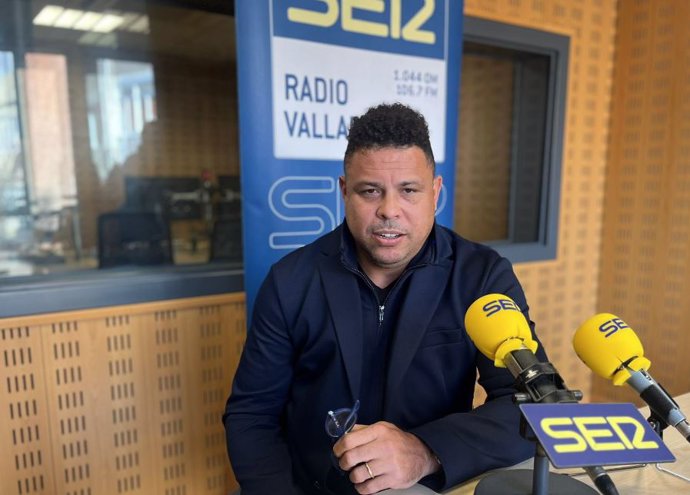 El presidente del Consejo de Administración del Real Valladolid, Ronaldo Nazario, durante la entrevista radiofónica.