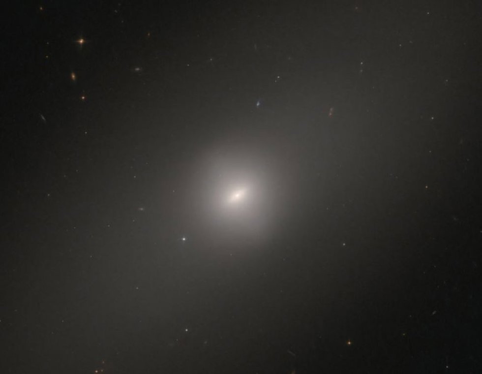 La galaxia NGC 3384 ocupa un lugar central en esta imagen del Telescopio Espacial Hubble