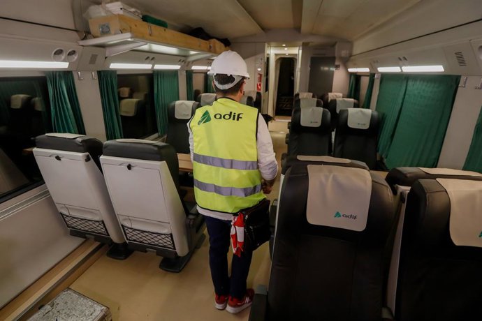 Archivo - Un trabajador en el interior del tren laboratorio de Adif