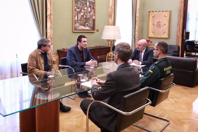 El delegado del Gobierno en Madrid, Francisco Martín Aguirre, recibe a miembros de la Asociación de Vecinos por Colmenar Viejo