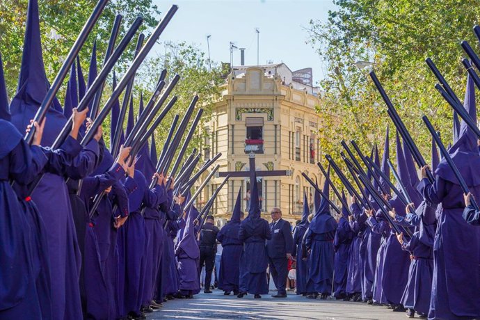Archivo - Nazarenos de la Hermandad del Baratillo saliendo de su templo para hacer la estación de penitencia a la Catedral. 05 de abril del 2023.