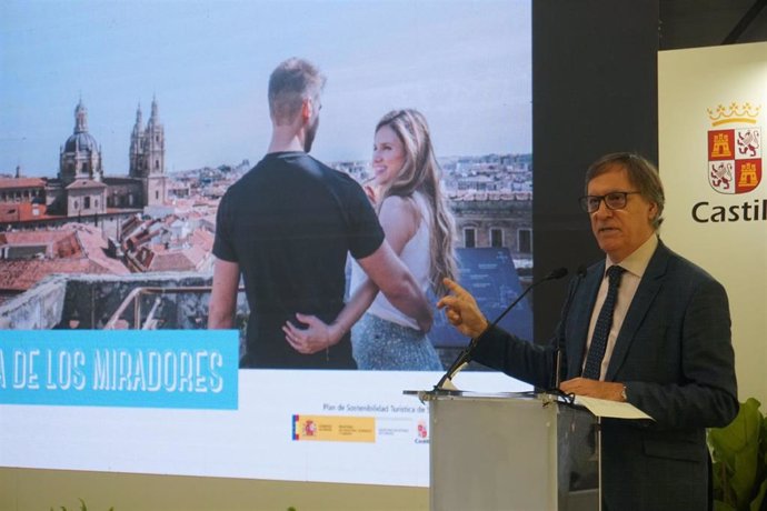El alcalde de Salamanca, Carlos García Carbayo, presenta las propuestas turísticas de la ciudad en Fitur