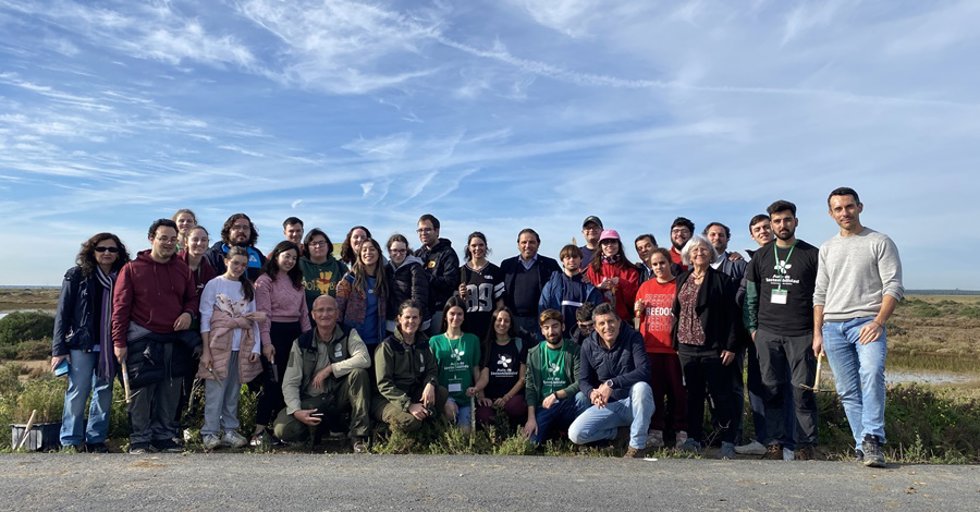 Delegados de la Junta en la platación con universitarios de Feadi.