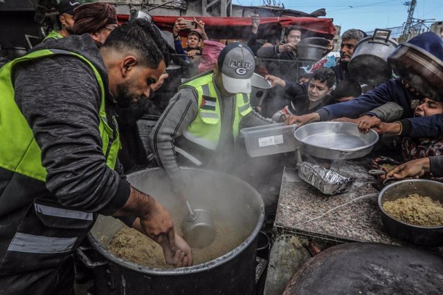 Reparto de comida en Rafá, en el sur de la Franja de Gaza