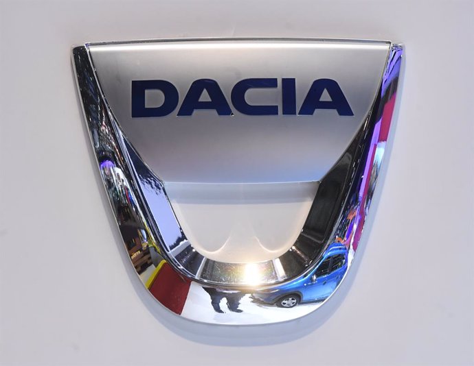 Archivo - FILED - 08 March 2017, Switzerland, Geneva: A Dacia logo, is pictured during the second press day at the 87th Geneva International Motor Show in Geneva. Photo: picture alliance / Uli Deck/dpa