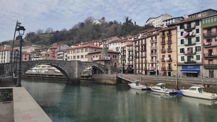 Nubes media y altas en Ondarroa (Bizkaia)