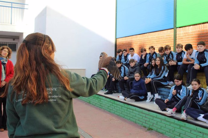 Alumnado del Colegio Diocesano Jesús Nazareno de Córdoba en su visita al CREA 'Los Villares'.