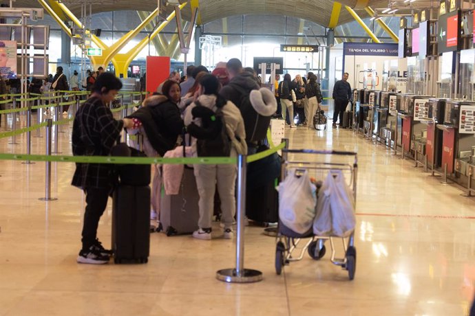 Varias personas en el aeropuerto Adolfo Suárez Madrid-Barajas a 5 de enero de 2024, en Madrid (España). 