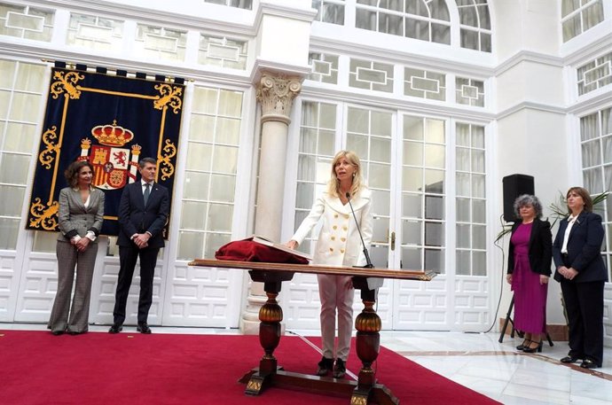 La nueva subdelegada del Gobierno en Huelva, María José Rico, toma posesión de su cargo.