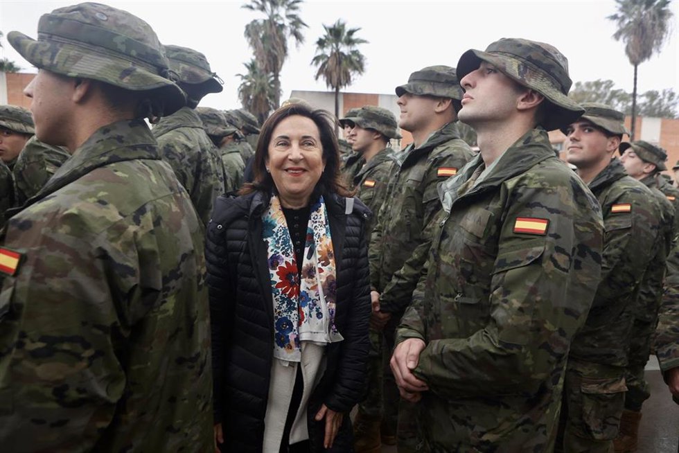 La ministra de Defensa, Margarita Robles, conversa con personal de tropa, a 19 de enero de 2024, en Cádiz, Andalucía (España). La ministra de Defensa, Margarita Robles, visita el Centro de Formación de Tropa número dos y el Regimiento de Artillería de C