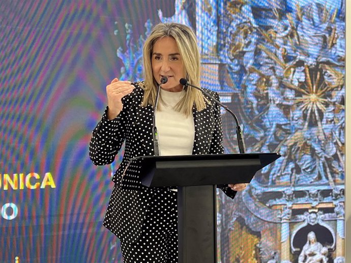 La delegada de Gobierno en Castilla-La Mancha, Milagros Tolón, durante la presentación de 'Lúmina' en el estand de Turespaña en Fitur 2024.