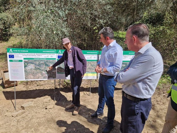 Archivo - El delegado de Agricultura, Pesca, Agua y Desarrollo Rural, Álvaro Burgos, en su visita a las obras de abastecimiento en la sierra de Huelva, en una imagen de archivo.