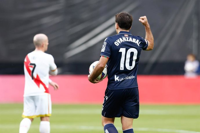 Archivo - Mikel Oyarzabal of Real Sociedad celebrates a goal during the Spanish League, LaLiga EA Sports, football match played between Rayo Vallecano and Real Sociedad at Estadio de Vallecas on October 29, 2023, in Madrid, Spain.