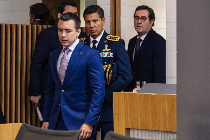 El presidente de la República de Ecuador, Daniel Noboa (1i), a su llegada al encuentro empresarial España-Ecuador en la sede de la CEOE, a 25 de enero de 2024, en Madrid (España). El motivo de la reunión es la visita a España del presidente de la Repúbl