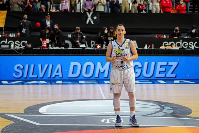 Archivo - Silvia Dominguez Fernandez of Perfumerias Avenida receives the MVP of the macht during Final of the Copa de la Reina 2022 in the match between Perfumerias Avenida and Spar Girona at the Fuente San Luis La Fonteta pavilion in Valencia. March 27