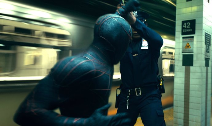 El villano de Madame Web emula a Spider-Man en los nuevos clips de la película de Spiderverse