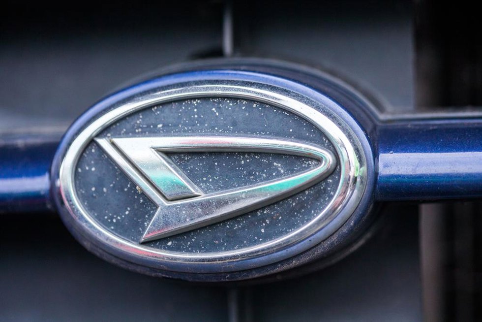 Archivo - FILED - 20 October 2015, Mecklenburg-Western Pomerania, Schwerin: The trademark of a Daihatsu can be seen on a crashed car at the collection point for end-of-life vehicles in Schwerin. Photo: Jens Büttner/dpa-Zentralbild/dpa