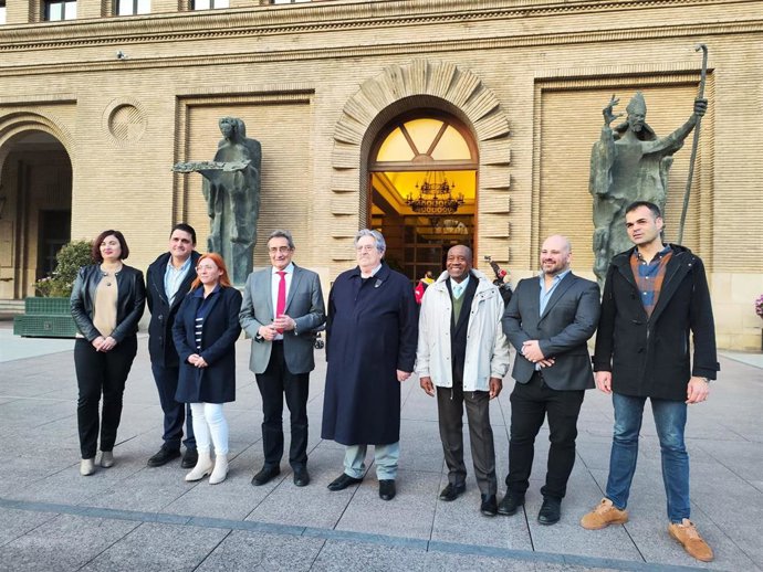 Archivo - Candidatos de los barrios rurale de VOX y el portavoz del grupo municipal, Julio Calvo, a las puertas del Ayuntamiento de Zaragoza