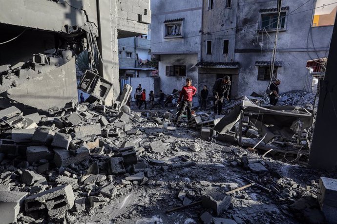 03 January 2024, Palestinian Territories, Rafah: Palestinians inspect a damaged house after an Israeli air strike on a house belonging to the Al-Nahhal family in the city of Rafah in the southern Gaza Strip. Three people were killed, including the perso