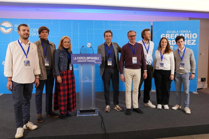 Archivo - El  portavoz nacional del PP, Borja Sémper (4i), y el exministro de Sanidad y expresidente PP Vasco, Alfonso Alonso (4d), durante la mesa redonda 'Una generación de vanguardia' de la II Escuela Gregorio Ordóñez
