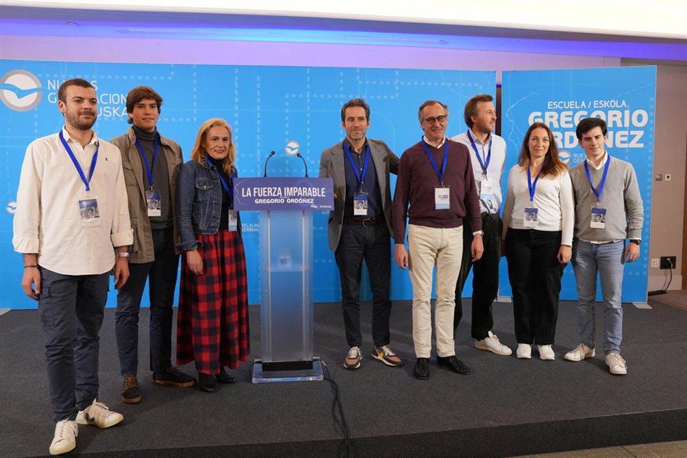 Archivo - El  portavoz nacional del PP, Borja Sémper (4i), y el exministro de Sanidad y expresidente PP Vasco, Alfonso Alonso (4d), durante la mesa redonda 'Una generación de vanguardia' de la II Escuela Gregorio Ordóñez