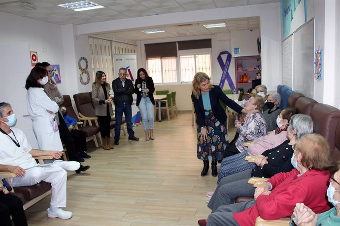 Visita de la concejala del Área de Familia, Inclusión e Igualdad del Ayuntamiento de Almería, Paola Laynez, a los centros de día para mayores de la Asociación El Saliente
