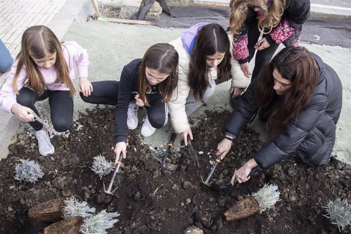 Estudiantes de Primaria de la ikastola Amaiur plantan arbustos dentro de la reurbanización de Fuente del Hierro