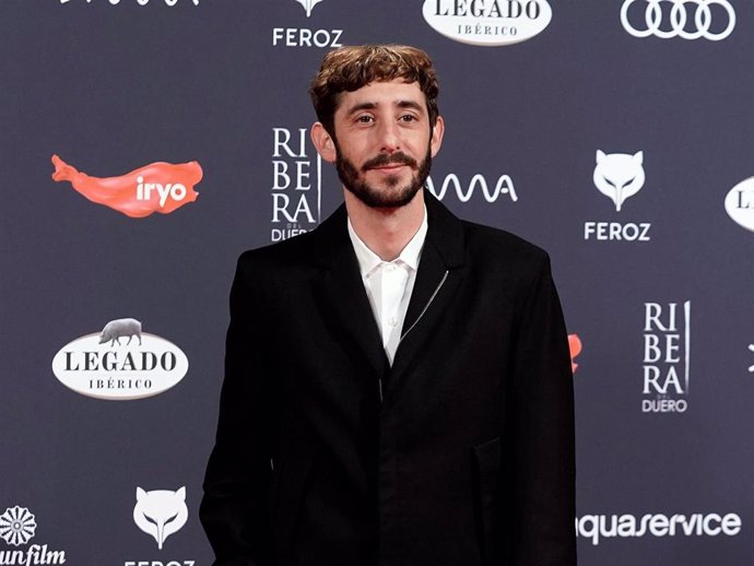 El actor Enric Auquer posa en la alfombra roja previa a la gala de la XI edición de los Premios Feroz, en el Palacio de Vistalegre, a 26 de enero de 2024, en Madrid (España).