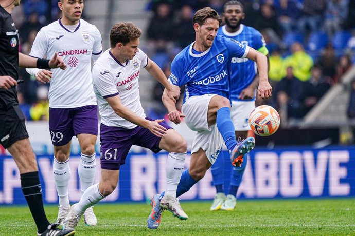 Archivo - Kristian Arnstad of RSC Anderlecht, Patrik Hrosovsky of KRC Genk during the Belgian championship, Pro League football match between KRC Genk and RSC Anderlecht on April 16, 2023 at Cegeka Arena in Genk, Belgium - Photo Jeroen Meuwsen / Orange Pi