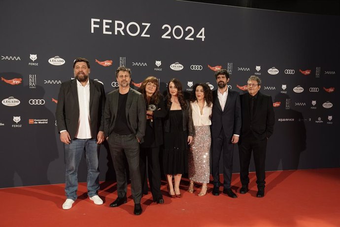 El equipo de la película 'Un amor' posa en la alfombra roja previa a la gala de la XI edición de los Premios Feroz, en el Palacio de Vistalegre, a 26 de enero de 2024, en Madrid (España). La Asociación de Informadores Cinematográficos de España (AICE) ent