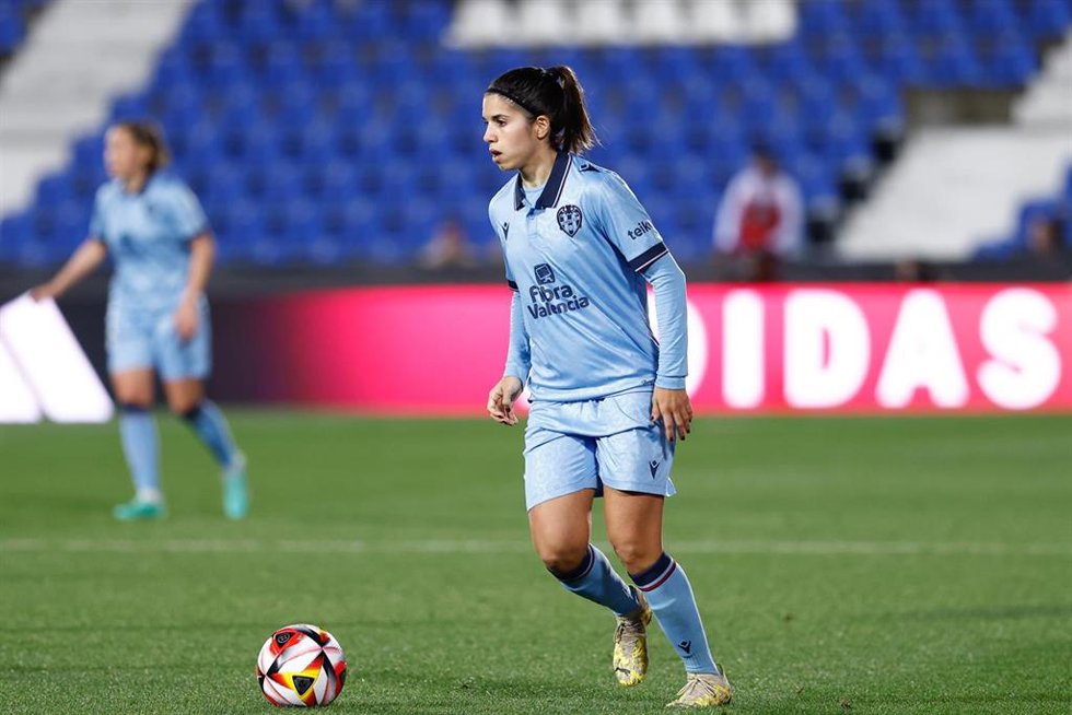 La delantera del Levante UD Alba Redondo durante un partido