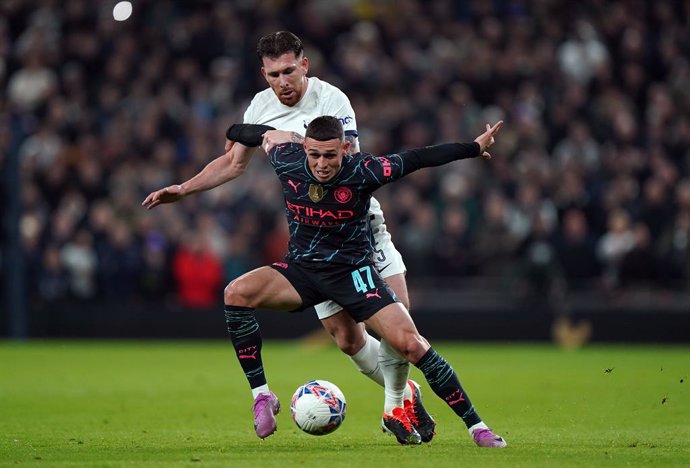 26 January 2024, United Kingdom, London: Manchester City's Phil Foden holds off Tottenham Hotspur's Pierre-Emile Hojbjerg during the Emirates FA Cup fourth round soccer match between Tottenham Hotspur and Manchester City at the Tottenham Hotspur Stadium