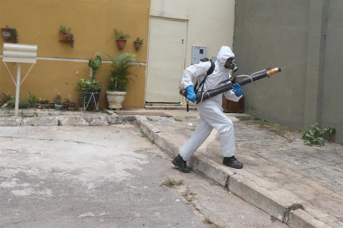 Archivo - (201125) -- BRASILIA, Nov. 25, 2020 (Xinhua) -- A health worker sprays anti-mosquito chemicals in Brasilia, Brazil, Nov. 24, 2020. Brazil on Tuesday launched an anti-mosquito campaign in a bid to contain the spread of mosquito-borne diseases i