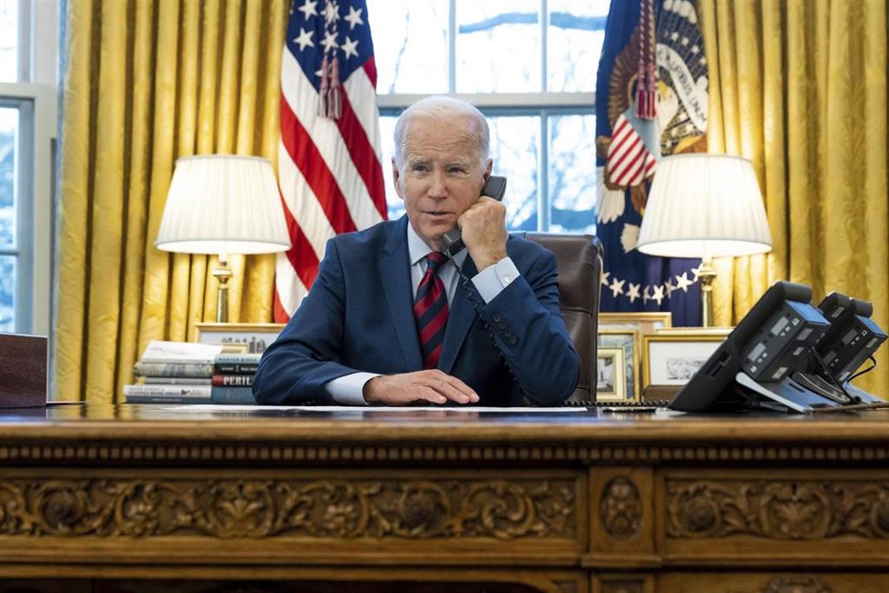 Archivo - El presidente de Estados Unidos, Joe Biden, hablando por teléfono
