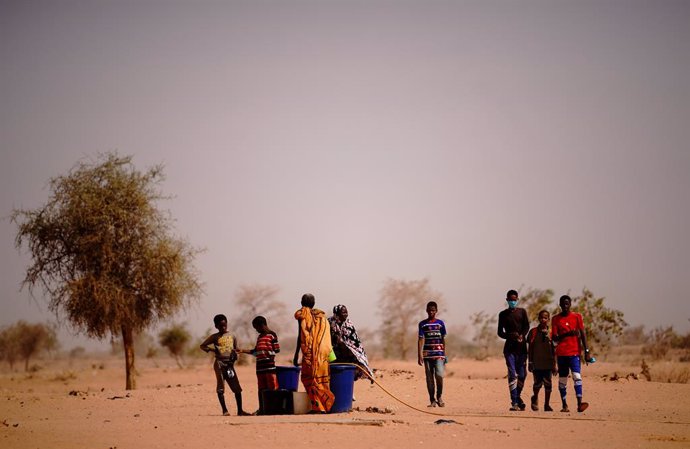 Archivo - Un grupo de personas en un proyecto de la ONU sobre refugiados  en Ouallam, Níger (archivo)