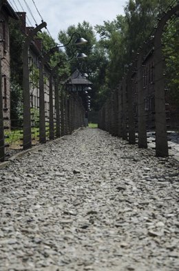 Archivo - Vista exterior del campo de concentración de Auschwitz