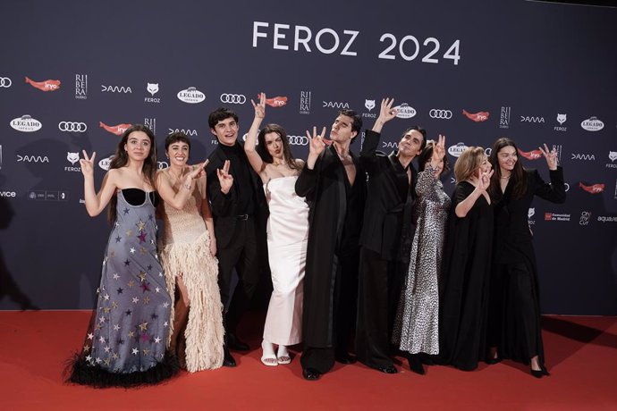 L'elenc de la sèrie 'La mesías' posa en la catifa vermella prèvia a la gala de la XI edició dels Premis Feroz, en el Palau de Vistalegre, a 26 de gener de 2024, a Madrid (Espanya). 